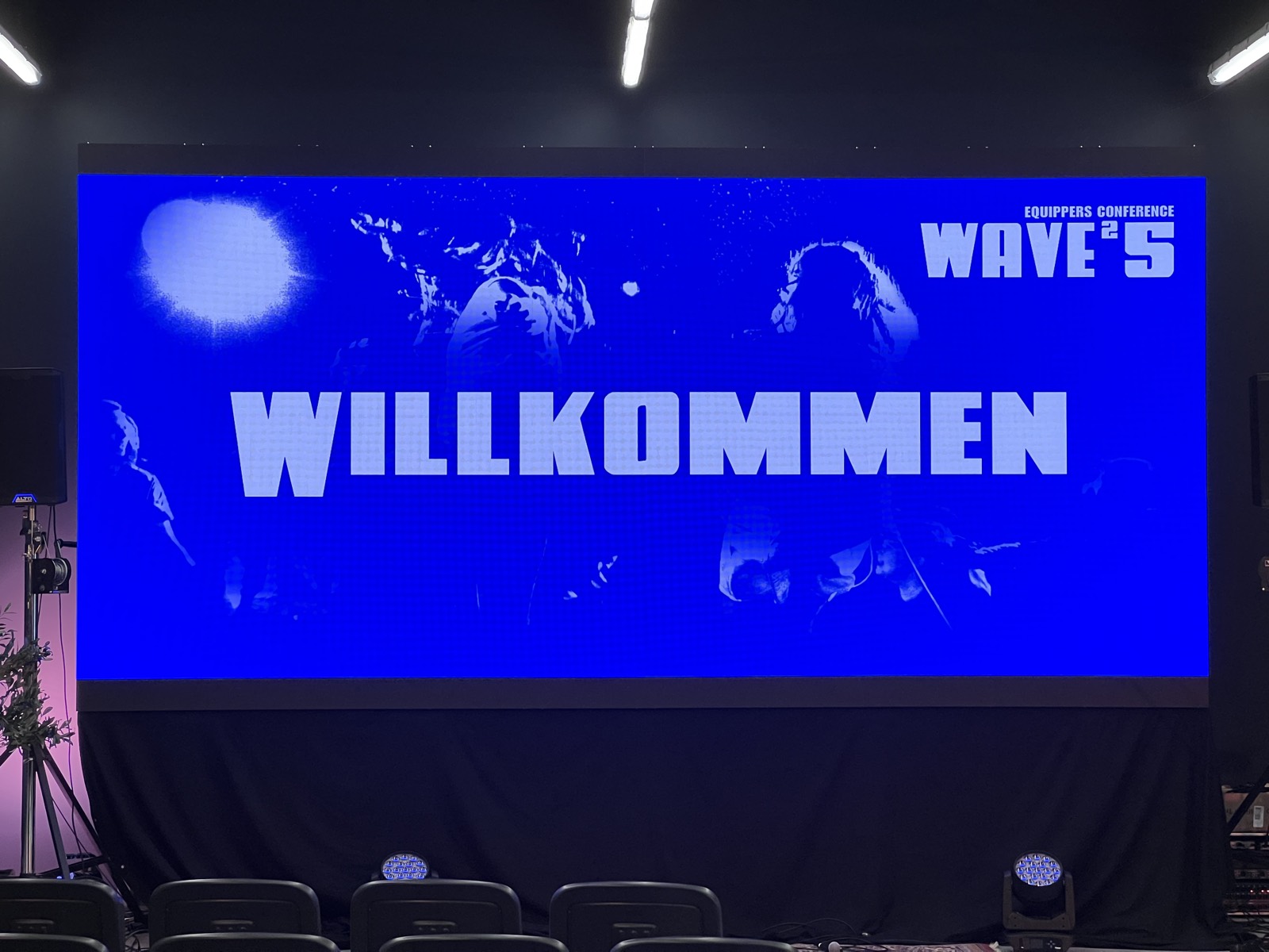 LED-Wall mit gestochen scharfem Willkommens-Screen bei der Equippers Conference